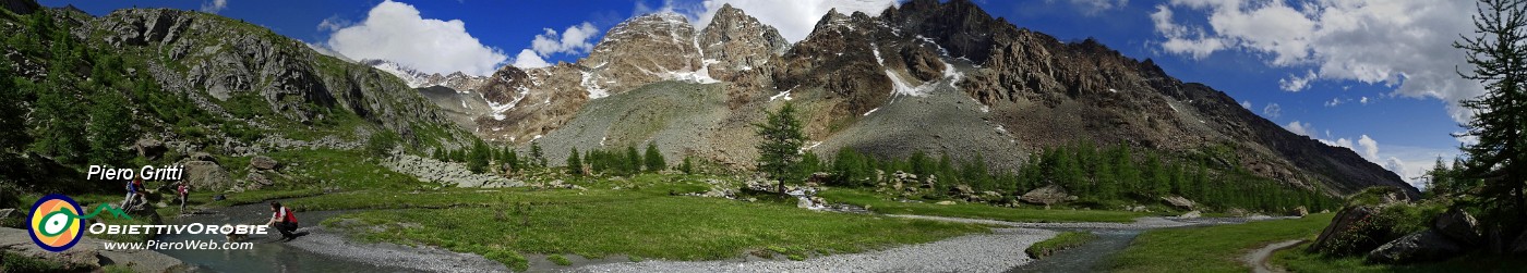 15 La piana con la Cima di Preda Rossa e i Corni Bruciati.jpg